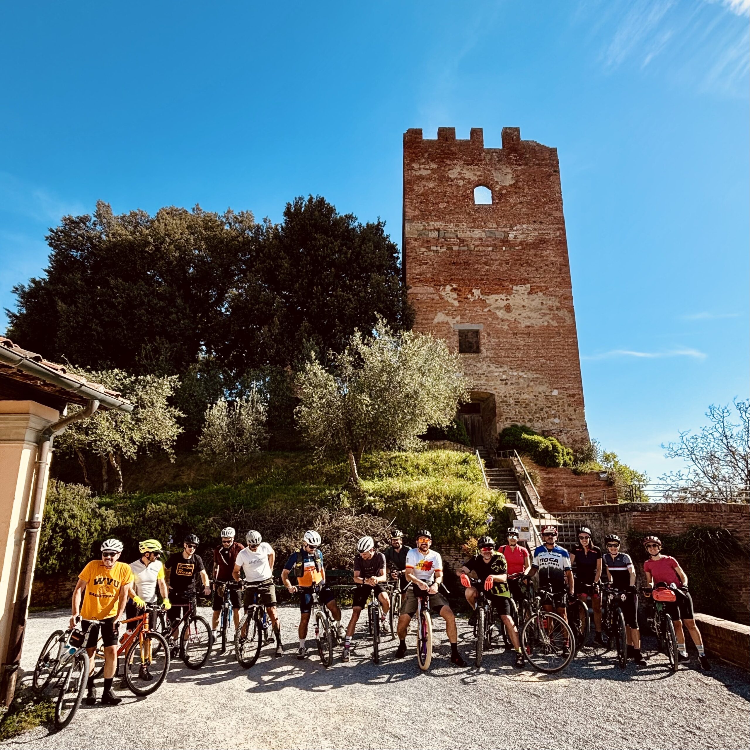 Cinque biciclette Cantilovers davanti a una facciata gialla